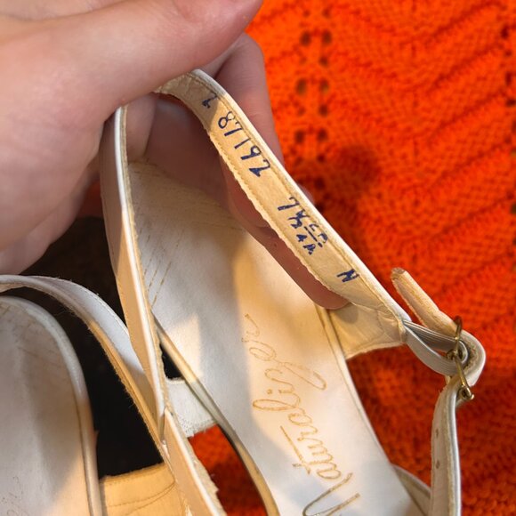 1970s Naturalizer White Leather T-bar Roman Mary Jane sandal heels- made in Cana - Picture 8 of 16